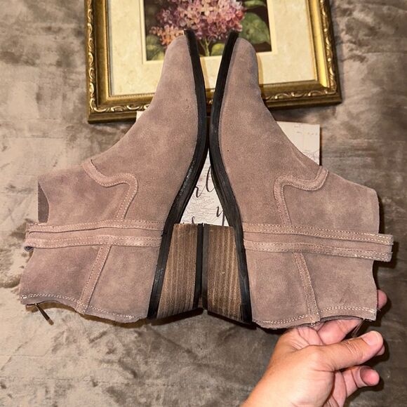 Anthropologie 9 Dolce Vita Tan Suede Back Zip Stacked Heel Ankle Booties - Picture 7 of 11